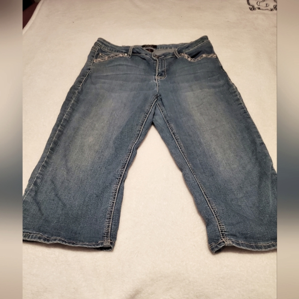 Earl jeans capri sz 14 blinged out back pockets